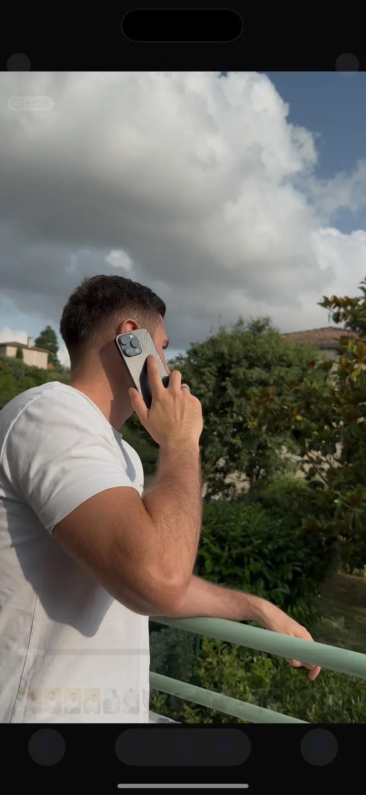 Lucas, fondateur de Comalb Agency, au téléphone avec un client