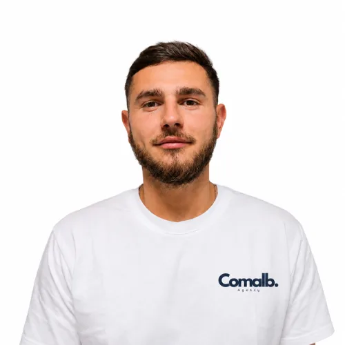 Lucas, community manager et fondateur de Comalb Agency