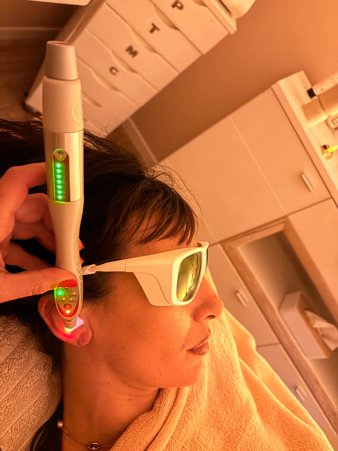 Laser auriculaire appliqué sur l'oreille chez Maison Karuna