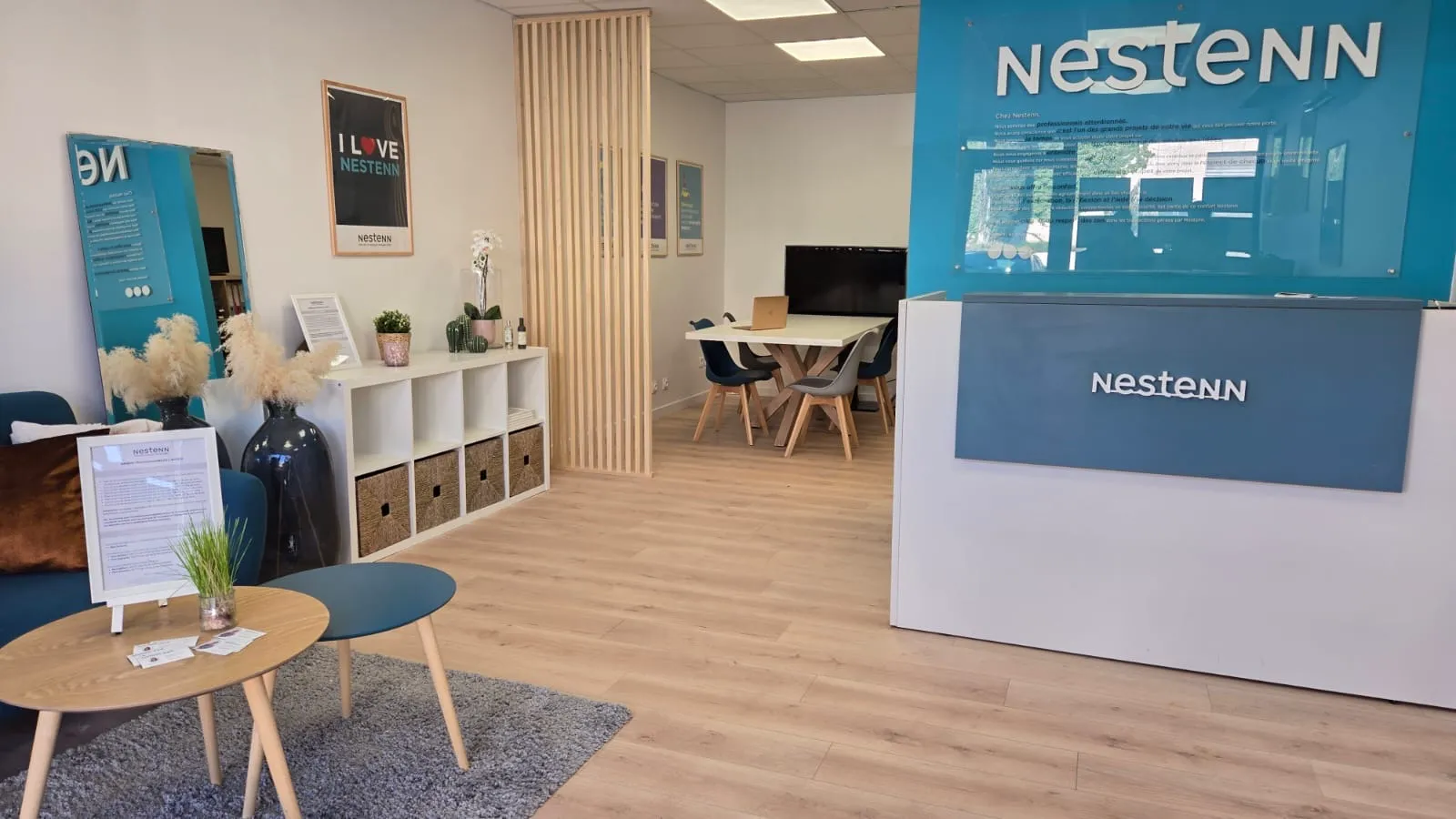 Le comptoir d'accueil de l'agence Nestenn Carnoux