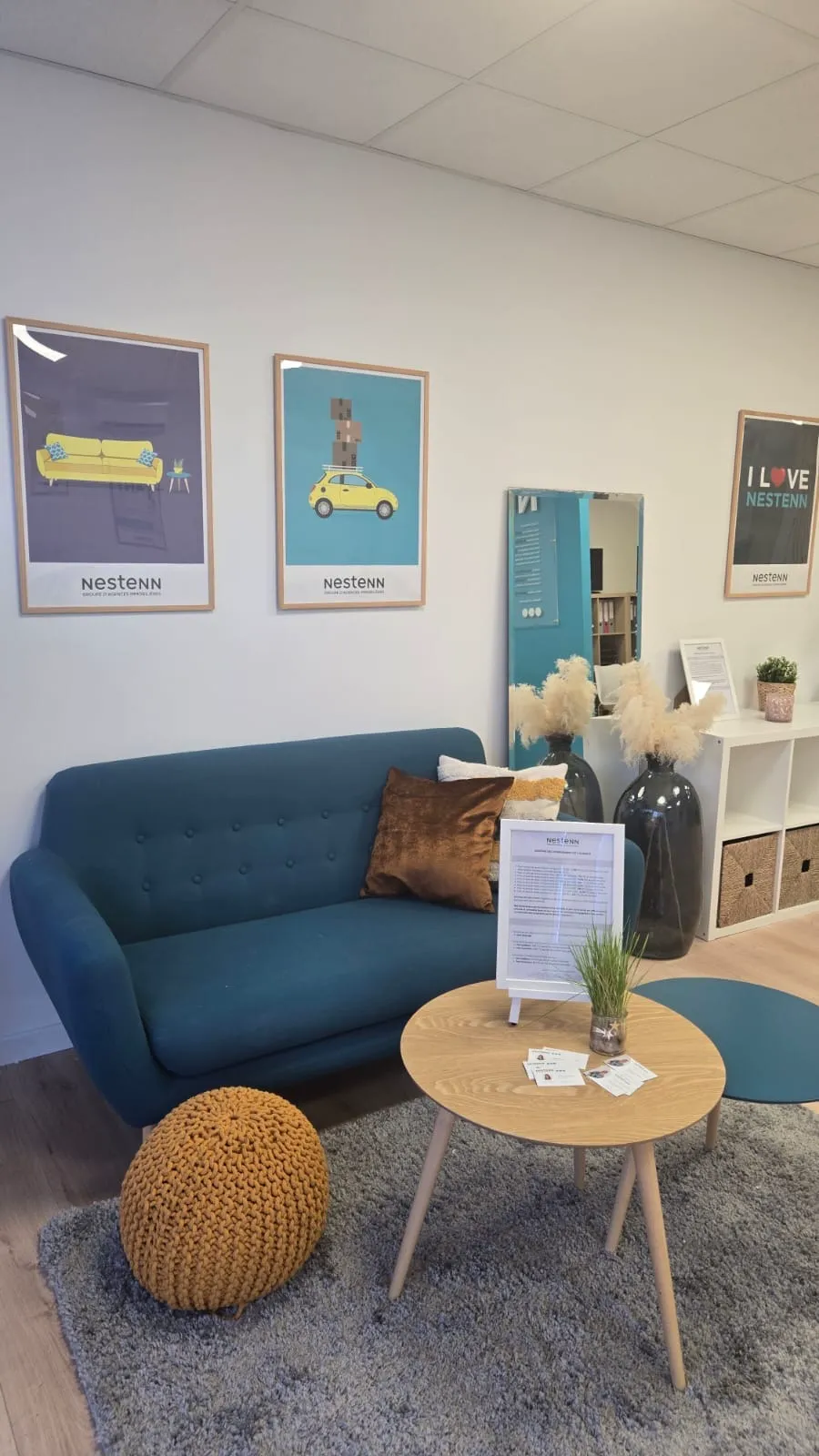 Le coin salon de l'agence, où se déroulent les rendez-vous d'estimation