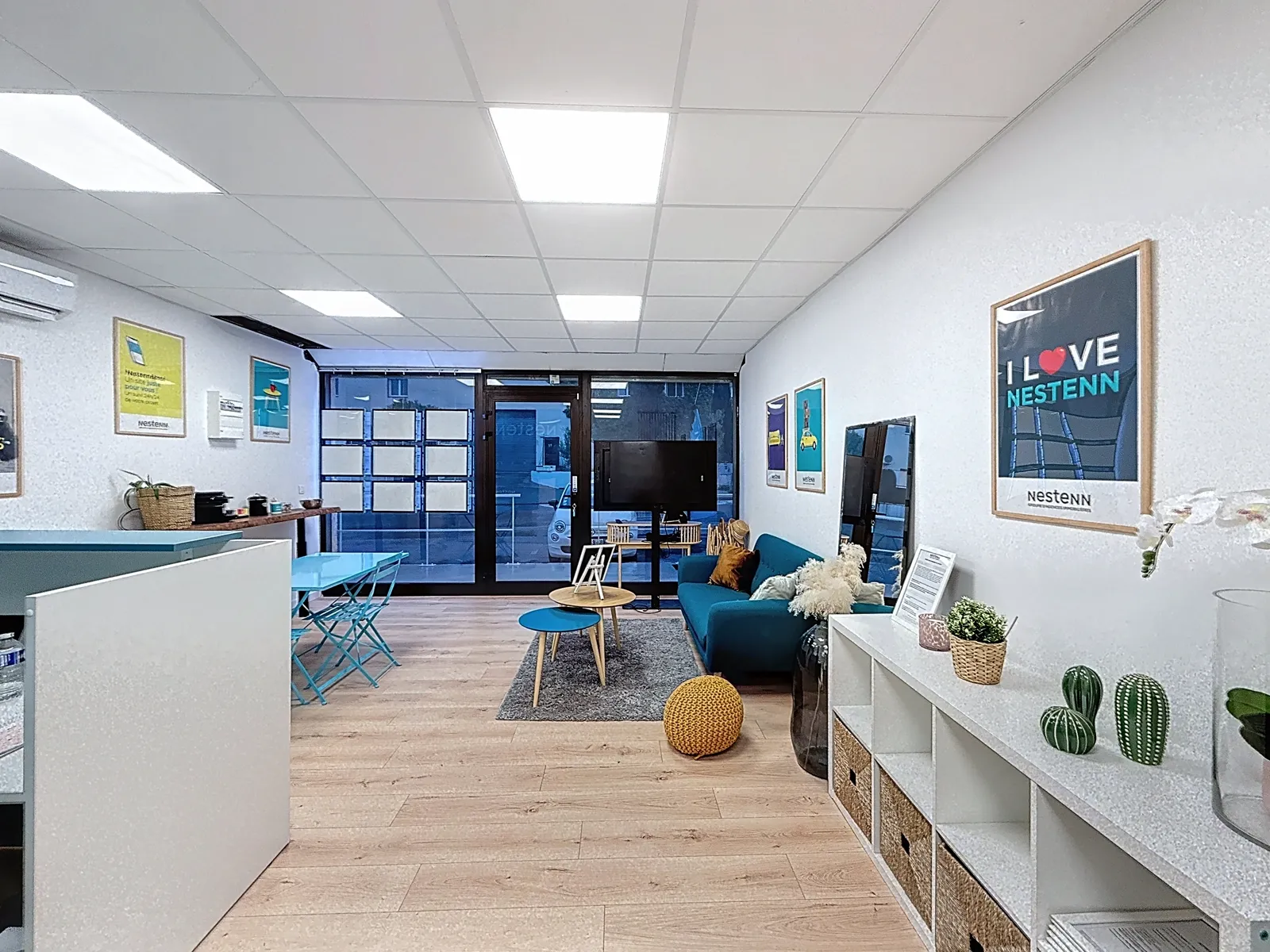L'intérieur de l'agence Nestenn Carnoux vu depuis le comptoir d'accueil