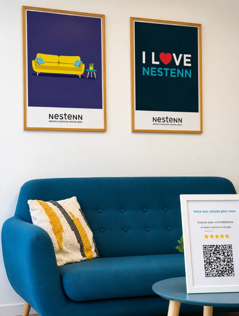 Le canapé du coin salon et le panneau invitant à laisser un avis Google