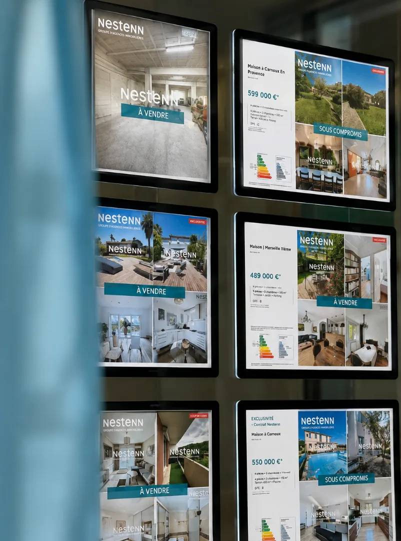 Les biens à vendre et sous compromis affichés en vitrine de l'agence