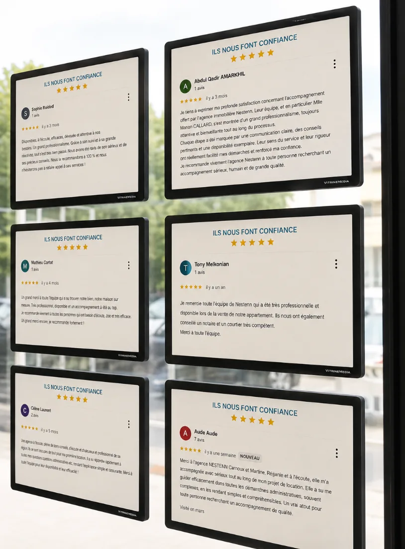 Les avis Google des clients de l'agence, affichés en vitrine