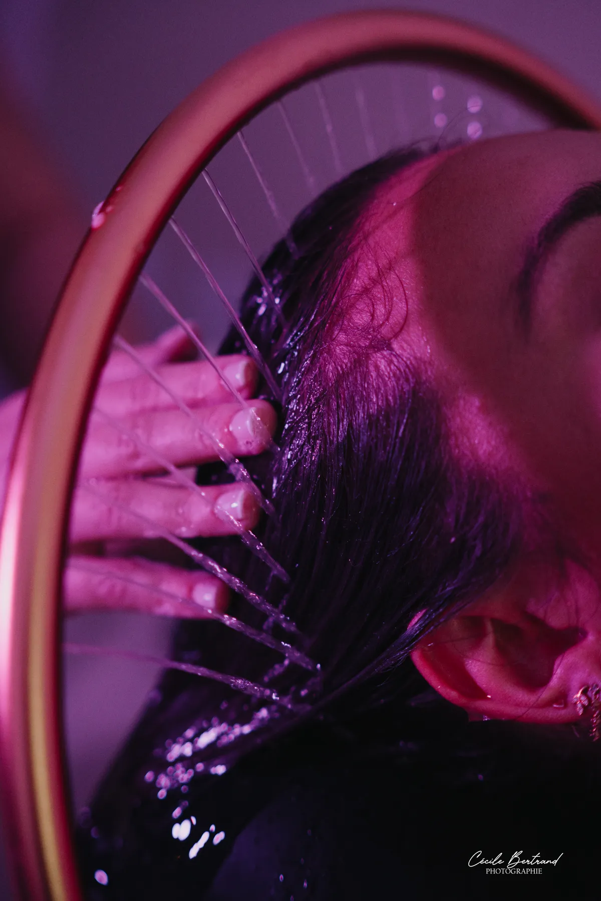 Head Spa au Temps d'un Instant : massage du cuir chevelu sous un filet d'eau